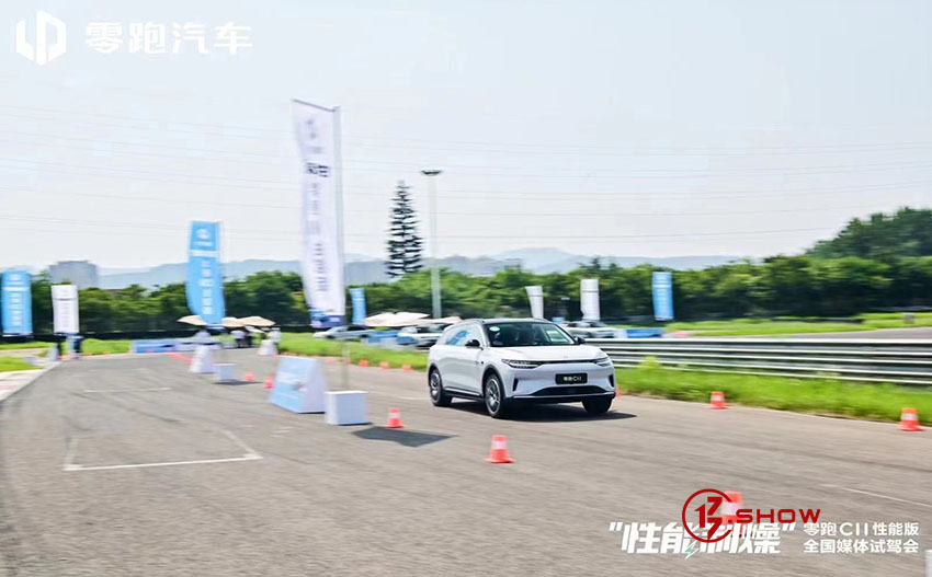 性能制燥 零跑C11性能版全国媒体试驾会-成都站